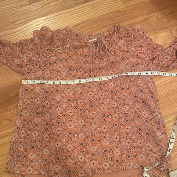 Skies Are Blue smocked split neck line fluttery blouse size medium - Picture 7 of 8